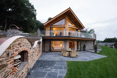 Image de Eithriadol Maldwyn is a collection of luxury countryside homes with a sauna and hot tubs. Pet friendly with electric car chargers, sleeping 16.