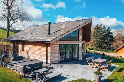 Image de Beautifully crafted countryside home sleeping 4. Pet friendly with a hot tub and Bbq.