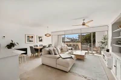 Image de Manly- Darl3 Darley Rd - Approx. $1475-$1950 per/week Light Filled Large Apartment in the Heart of Manly