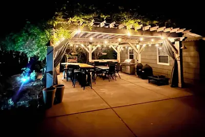 Image de Wake to breathtaking sunrises over the rolling hills! Relax by the fire under the stars, & savor sunset dinners beneath fragrant wisteria pergola. Surrounded by wineries and minutes from historic Jacksonville, this retreat blends charm & convenience