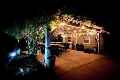 Image de Wake to breathtaking sunrises over the rolling hills! Relax by the fire under the stars, & sunset dinners beneath fragrant wisteria pergola. Surrounded by wineries and minutes from historic Jacksonville. Charm, convenience & budget friendly.