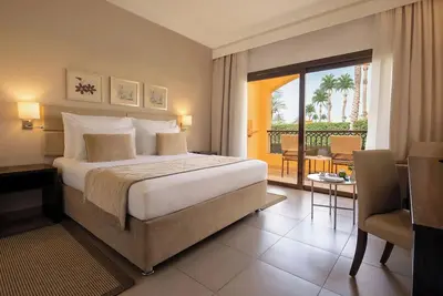 Image de Wellness Oasis: Family Room with Garden View l Pool & Spa, Steps from the Beach