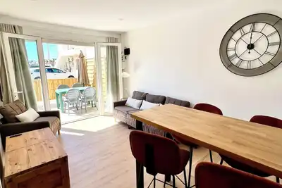 Image de Appartement 2 chambres, à 80 mètres de la plage, rénové, climatisé, tout confort