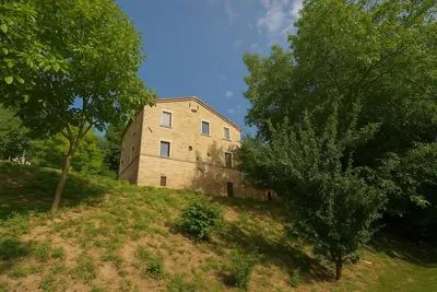 Image de Historic farmhouse for families - with large garden in the Marche region