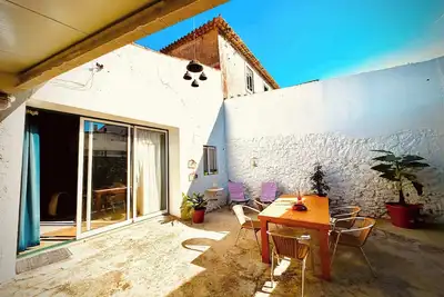 Image de Charmant loft dans une ancienne cave à vin avec terrasse, four à pizza & cheminée – à 15 min de la plage