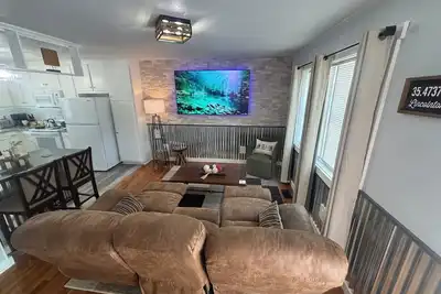 Image de Country Styling - Large TVs, Nintendo, located in Town, 2 queens, Ev