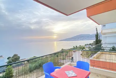 Image de Enjoy a cozy stay at our full seaview apartment, 2 mins walking to the beach.