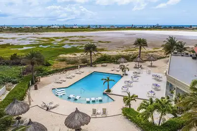 Image de 2br w/ Balcony•2 Mins to Beach!