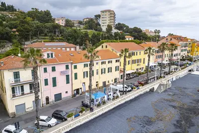 Image de Large seafront flat.