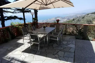 Image de Large accommodation with three rooms and garden with sea view