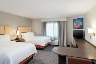 Image de Double Suite Delight: 2 Beds, Bbq Patio, Fitness, & Pool! Pets Welcome!