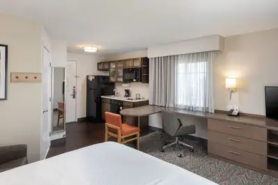 Image de Queen Studio Escape! 2 Unit Pet Friendly Stay w/ Outdoor Pool, Steps to Disney!