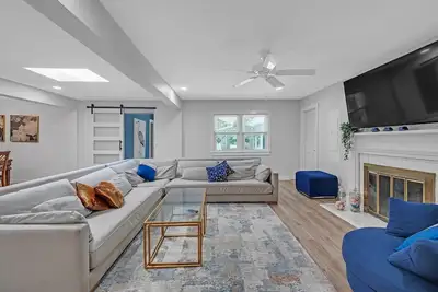 Image de New! Southern Storm - Modern Stay with Patio & Yard