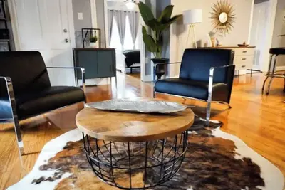 Image de Chic 2-bedroom corporate apartment with WiFi and Ac. Class Appeal ~ Montrose ~