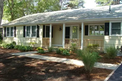 Image de 4-bedroom house with boat dock on Lake Wequaquet with WiFi, Ac. Book now