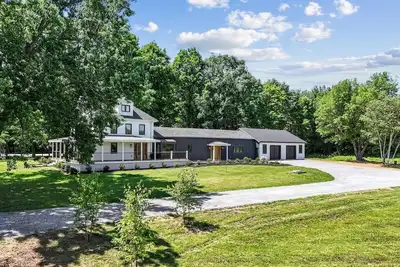 Image de Designer 5-bedroom farmhouse with private lake access in rural Monmouth Maine.