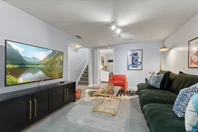 Image de Spacious 5br home - 15 min to Nfl games & attractions; relax w/ king beds & game