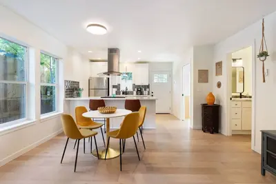 Image de Retro-Chic • Walk to Galleries + Cafés • Fenced