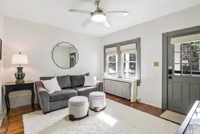 Image de Cozy 2br/1bth Home in Old Town Alexandria! - Walk to Water & Metro!