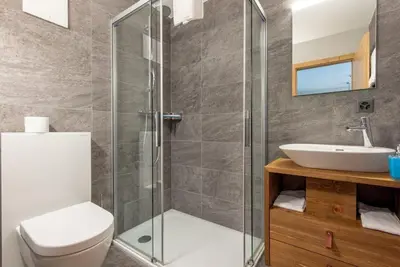 Image de Wifi, pied des pistes de ski, sauna, hammam, terrasse, télévision, casier à ski, 58m², Vercorin