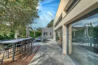 Image de maison d'architecte avec piscine