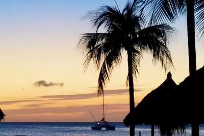 Image de 3-bedroom condo close to Eagle and Palm Beach + pool and free wi-fi