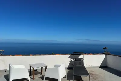 Image de Casa Liro yra apsupta gamtos, nuostabūs vaizdai į vandenyną.