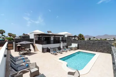 Image de Luxury 5-bedroom Villa in Playa Blanca, Sleeps 12 -Private Heated Pool & Jacuzzi