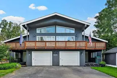 Image de 3-bedroom house in marvelous Anchorage with a lake access