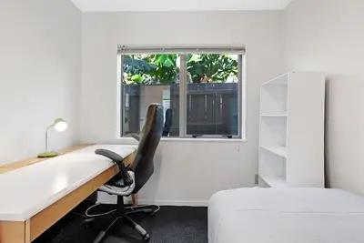 Image de Sun Drenched Comfort close to City Center - 4br 2ba