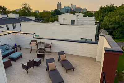 Image de Brand New! Huge 3-bedroom, 2, 500 sqft  3rd and 4th floor condo, private rooftop.