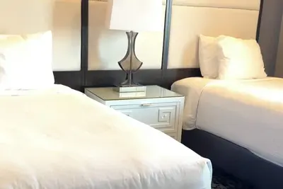 Image de Worldmark Anaheim hotel suites with WiFi, and Full kitchen. Close to Disneyland