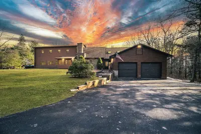 Image de Spacious 8br Catskills Cabin w/ Game Room & Deck