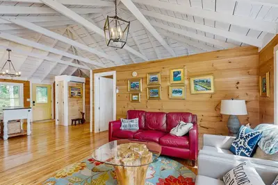 Image de Spacious lakefront home with stunning views, hot tub, fire pit, dock & swimming