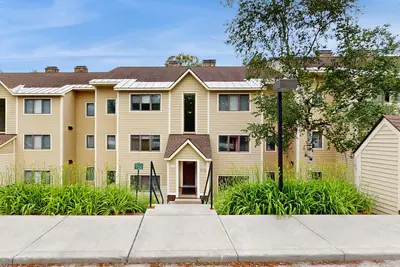 Image de Updated ground floor condo w/ patio, fireplace, ski locker, door to door shuttle