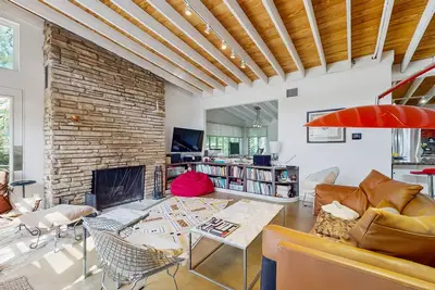 Image de Elegant Austin retreat with fireplace, board games & architect design