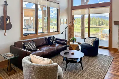 Image de Top Floor Views - New 3br, private hot tub and shuttle to resort