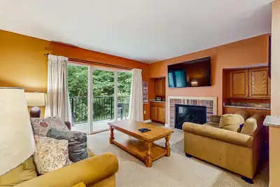 Image de Ski-in/ski-out ground floor condo near slopes, balcony, fireplace, pool, wifi