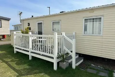 Image de Cosy 6 berth caravan with side decking at Kessingland Beach, Suffolk ref 90031sv
