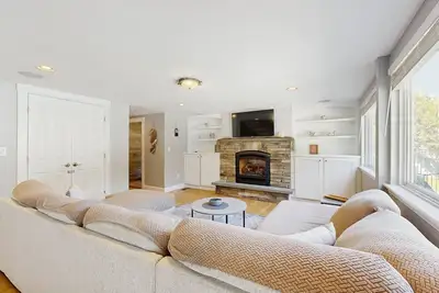 Image de Stunning home with hot tub, outdoor bar, jetted tub & firepit near Wells beaches