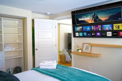 Image de Cozy Suite | 5 Min to Dt | Self Check-In | 75\" Tv