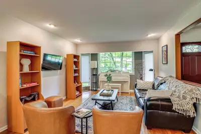 Image de 1 Mi to Campus: Princeton Home w/ Furnished Deck