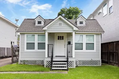 Image de Two-bedroom cottage house in prime central location