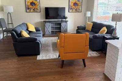 Image de Charming 2-bedroom house in serene Clovis with WiFi, Ac, newly renovated.