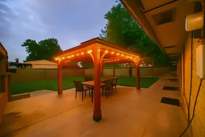 Image de 3 bed 2 bath house with 2 king beds, fire pit, gazebo & pool table!