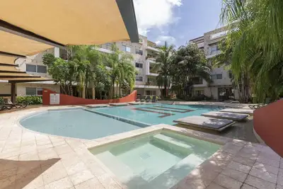 Image de Stylish condo with jacuzzi, gym, Netflix, WiFi and pool