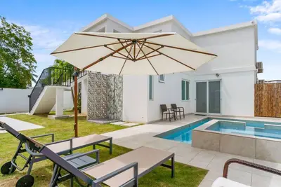 Image de Boho Apartment: With Pool and Steps to Beach