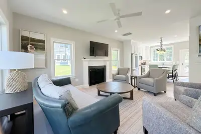 Image de Designers Dream Home with Pool!