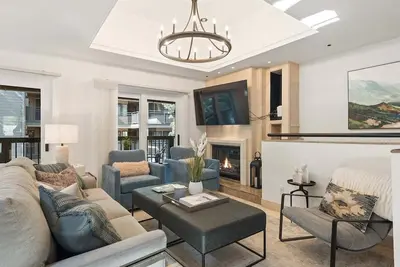 Image de Maison Monarch | Steps To Lift 1a & Rooftop Deck