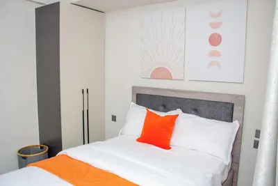 Image de Modern 2-bedroom apartment with WiFi, free Parking in vibrant Kilimani, Nairobi.